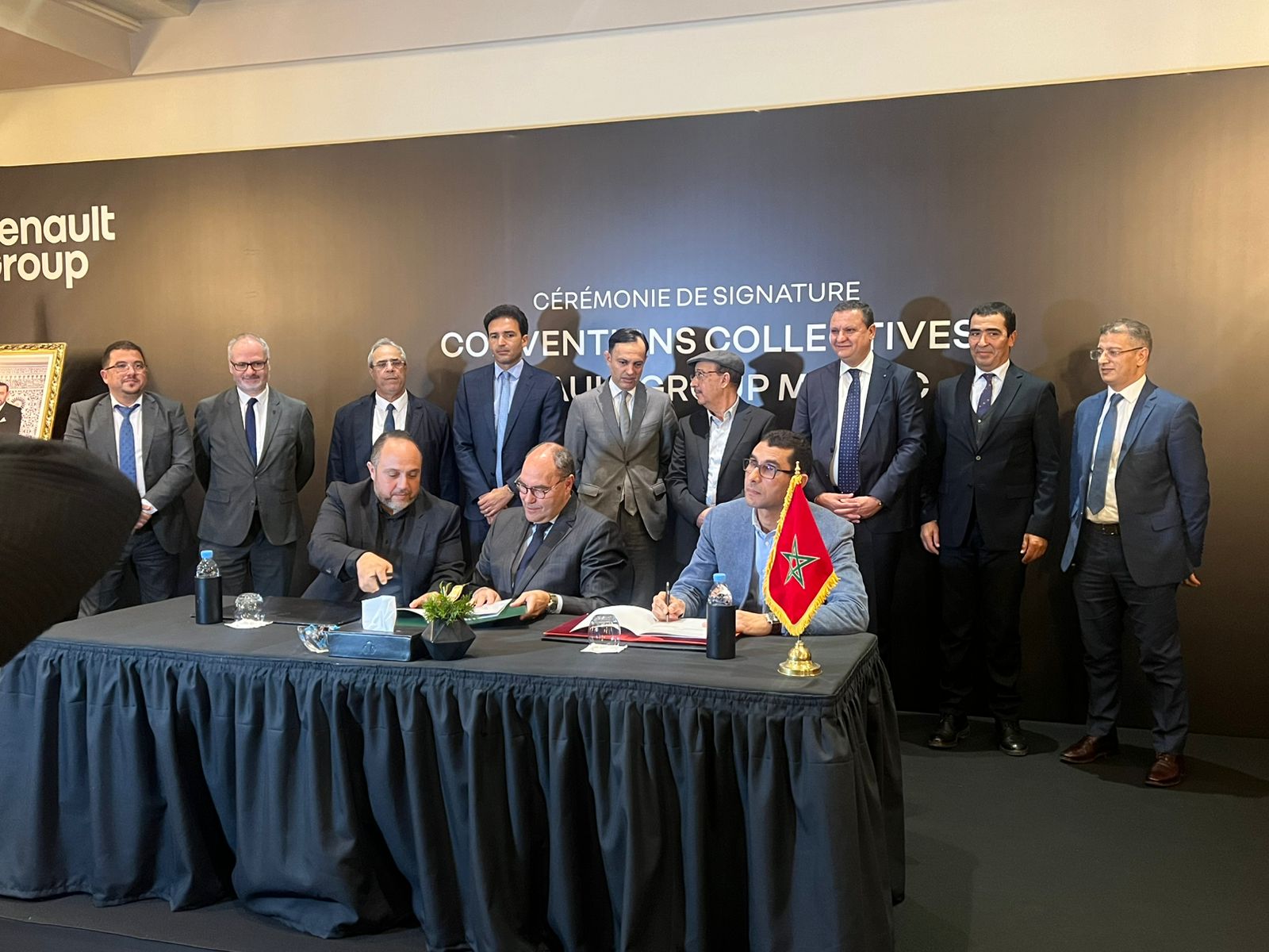 Signature de la convention collective de "Renault Commerce Maroc" en présence des représentants syndicaux et des membres de la direction.